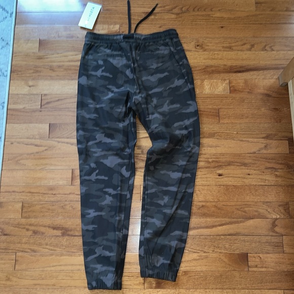 *NWT* Athleta Camo Farallon Jogger - size 4 - Picture 4 of 5